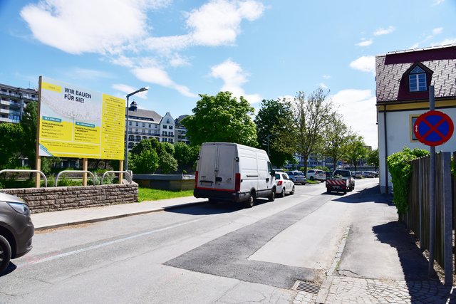 Das Bild zeigt einen Blick auf die Draulände und die große Bautafel, die anzeigt, welche Geschäfte trotz Baustelle geöffnet hatten. Die nötigen Kanalarbeiten werden in der kommenden Woche beendet, ab September folgt der erste eigentliche Bauabschnitt zur Neugestaltung.