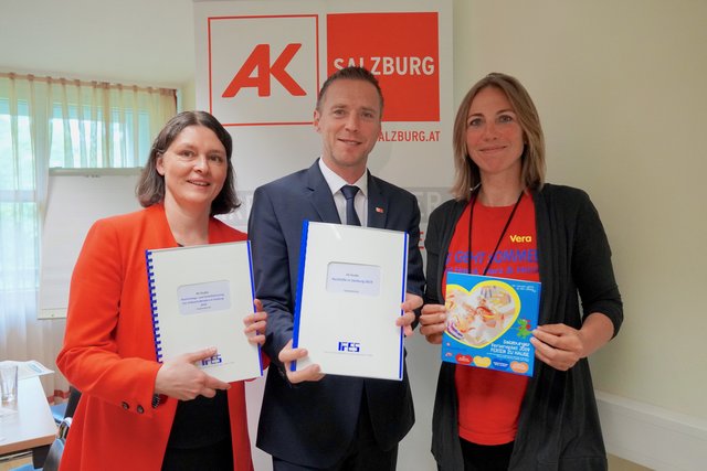AK-Präsident Peter Eder und Hilla Lindhuber, Leiterin der Abteilung Bildung, Jugend und Kultur (li.) präsentieren die Studie des Meinungsforschungsinstitut 'Ifes', Vera Schlager, Geschäftsführerin der Salzburger Kinderfreunde (re.) zeigt das Ferienangebot der Institution.