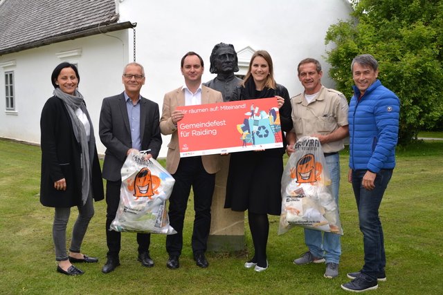 Gemeindepreis für Raiding: Amtsfrau Elisabeth Ackerler, Christian Uchann (Regionalmedien Austria), Bgm. Markus Landauer, Raphaela Fremuth (Coca-Cola HBC Österreich), Vizebgm. Christian Zimmer, Gemeindevorstand Peter Zolles