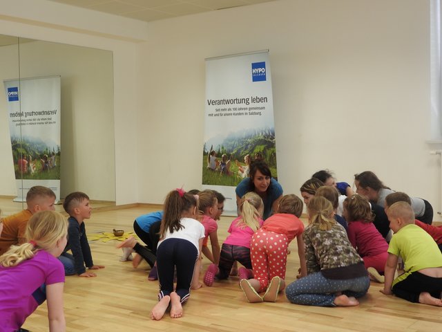 Die Kinder lauschten gespannt den Anleitungen ihrer Lehrerin