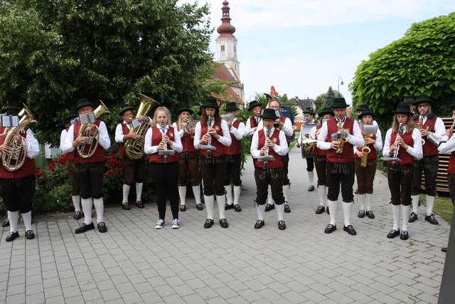 Die Jugendkapelle Fernitz lädt zum Dämmerschoppen am Kirchplatz.