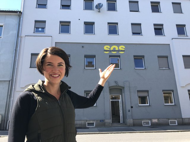 Sarah Kotopulos vor dem neuen Haus der Menschenrechte in der Rudolfstraße.
