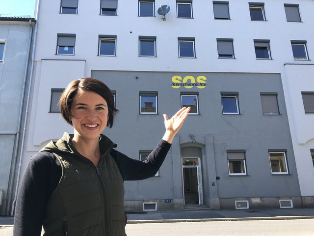 Sarah Kotopulos vor dem neuen Haus der Menschenrechte in der Rudolfstraße. | Foto: BRS/Diabl