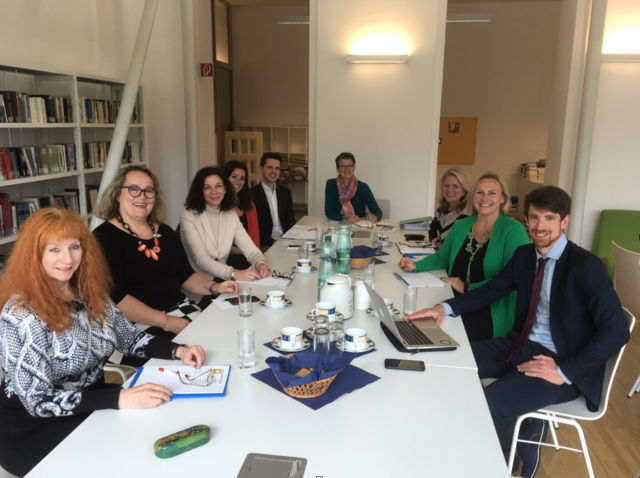 Schuldirektoren Klosterneuburgs an einem Tisch: Barbara Knoll (Kierling), Marlies Honegger-Jünnemann (NMS Langstögerg.), Sabine Geyerhofer (NMS Hermannstr.), in Vertretung von Britta Nahrgang (Albrechtstraße): Marlene Galler und Lukas Landstetter, Hemma Poledna (BG/BRG), Sabine Velikovsky (Kritzendorf priv.), Sylvia Graser (Anton Bruckner) und Johannes Poyntner (Privatgym.)