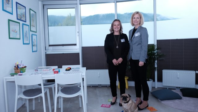 Leiterin Dr. Silvia Pixner mit Verena Dresen und Theerapie - Hündin Amy