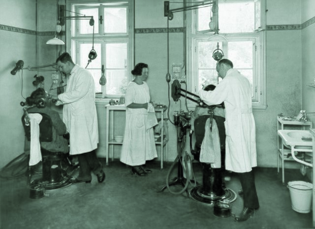 Blick in die Geschichte der Krankenkasse: Das Foto zeigt die Ordination des Zahnambulatoriums Linz im Jahre 1920.