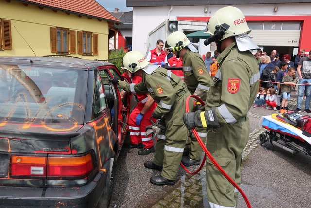 Die Florianis zeigten beim Tag der offenen Tür ihre Arbeit | Foto: Ingrid Ruf