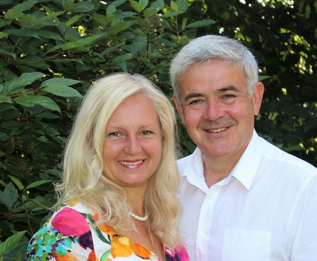 Roswitha und Franz Riedl laden herzlich in ihr Gartenparadies ein.