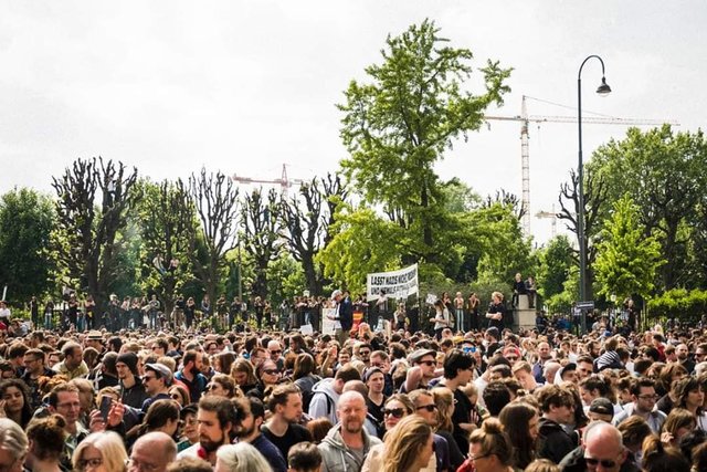Auch heute gehen wieder tausende Menschen gegen unsoziale und rassistische Politik auf die Straße.