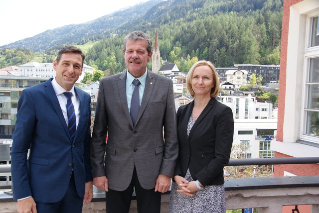 Landesamtsdirektor Herbert Forster (li.) und seine Stellvertreterin Barbara Soder bei ihrem offiziellen Antrittsbesuch beim Landecker BH Markus Maaß.