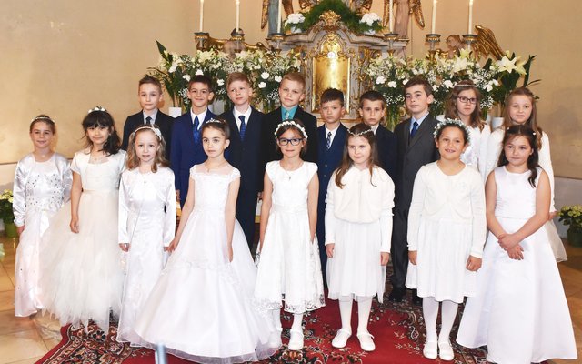 Die Kinder der Erstkommunion in der Pfarrkirche Hornstein. 