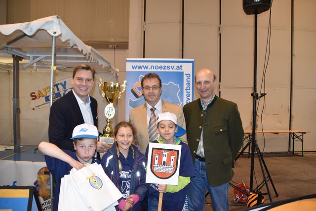 1. Platz der Kinder-Sicherheits-Olympiade: 3a der Volksschule Kritzendorf mit Landtagsabgeordnetem Christoph Kaufmann, SPÖ-Bezirksparteiobmann Heimo Stopper und Bezirkshauptmann Andreas Riemer.
