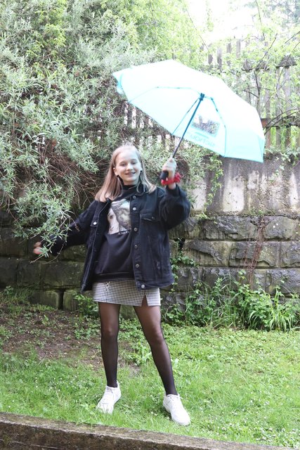 Die 14jährige Pia Lentsch aus Gablitz ist im Juni im Dschungel Wien zu sehen. Hier versucht sie sich am Filmschlager Singin in the rain.