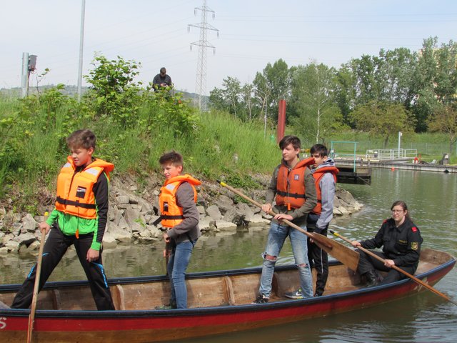 Von links nach rechts: Zuntermann Michael, Wimmer Johannes, Gruber Tobias, Burger Fabian, Feuerwehrfrau der Feuerwehr Krems.