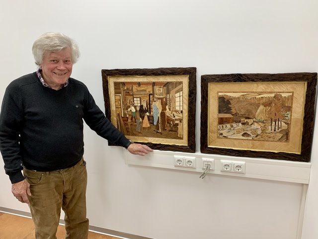 Franz Leutgebweger mit seinen Intarsienbildern.