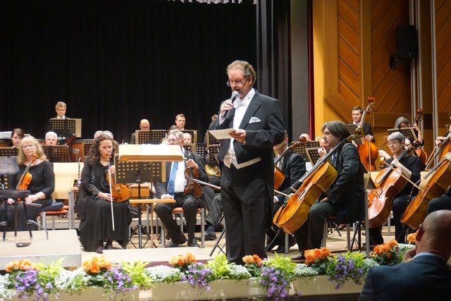 Städtische Orchester: Alfred Reiter moderierte und dirigierte.