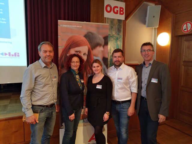 Der Jugendnetzwerk-Dialog in Kirchdorf setzte sich mit der Stärkung ausgrenzungsgefährdeter Jugendlicher auseinander (v.l.n.r.):
Gerhard Klinger (AK Steyr), Petra Kapeller (NMS Kirchdorf), Valentina Rummel (Schulpsychologie OÖ), Georg Mitterschiffthaler (Dana Türen), Hannes Stockhammer (AK Kirchdorf)