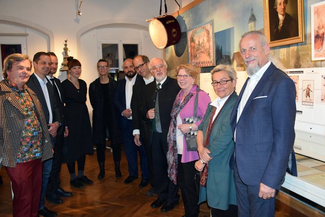 Gemeinsames Feiern nach der gelungenen Eröffnung der Ausstellung; von rechts: Walter Edtbauer, Präsident der donaufestwochen, Intendantin Michi Gaigg, Elisabeth und Klaus Pollheimer, Christian Moritz-Bauer, Halil Ibrahim Doğan vom Yunus Emre Institut Wien, Isabella Reder, Sarah Kamleitner, Designerin der Ausstellung, Florian Bayer von der Esterházy Privatstiftung, Rainer Barth, Bürgermeister der Stadt Grein, Kulturstadtrat Lothar Pühringer.