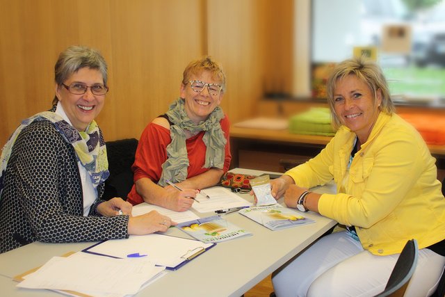 von li nach rechts: Monika Ratzenböck (GUUTE Ortsbetreuerin), Eva Rührnößl (HERBALIFE NUTRITION Vertrieb) und Bürgermeisterin Daniela Durstberger beim informativen Austausch.