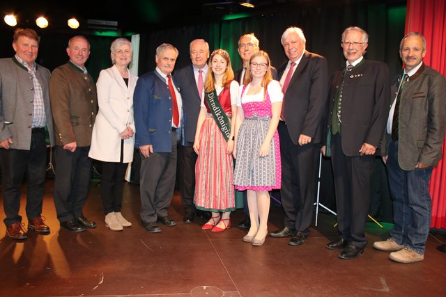 Ehrengäste des Jubiläumskonzerts: Vizebürgermeister Hubert Kalteis (Rabenstein), Vizebürgermeister Heinrich Putzenlechner (Frankenfels), Elisabeth Deutsch (NÖ Musikschulmanagement), Musikschulobmann Bürgermeister Anton Gonaus (Kirchberg), Bürgermeister Ernst Kulovits (Schwarzenbach), Dirndlkönigin Sandra Schweiger, Musikschulleiter Friedrich Anzenberger, Solistin Kerstin Gruber, NÖ Bildungsdirektor Johann Heuras, ehem. Musikschulleiter Wilhelm Rössler, Vizebürgeremister Franz Singer (Kirchberg).