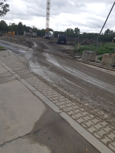 Dreck und kaputte Straßen sind die Folge der Baustelle in der Gundackergasse.