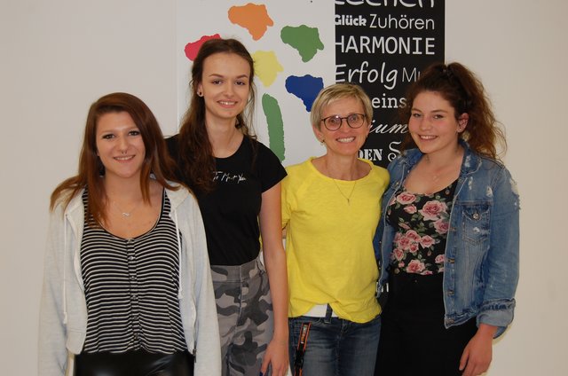Jolanda, Melanie und Hannah mit ihrer Lehrerin Silvia Gautsch