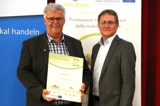 Feierlicher Rahmen in Meran: Christian Rudig (li.) erhielt die PRO-BYKE Auszeichnung von Ekkehard Allinger-Csollich (Land Tirol).