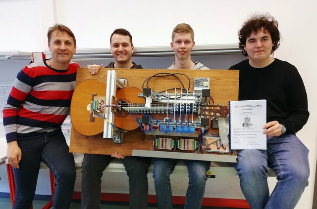 Betreuer Prof. Harald Stipsits, Daniel Unterberger, Gerald Zirngast und Thomas Hammerl (v.l.) mit dem „Gitarrenroboter“ | Foto: HTL Pinkafeld/Stipsits