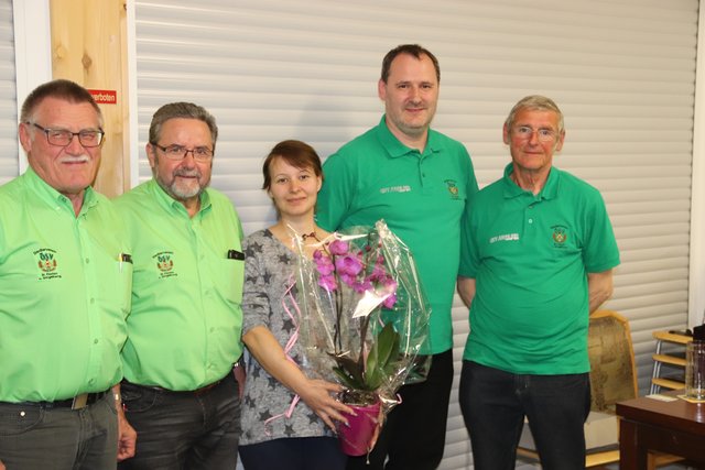 Der Siedlerverein St. Florian gratuliert seiner neuen Gartenfachberaterin Simona Flay (von links): Obmann-Stellvertreter Alfred Trausinger, Hubert Auinger, Simona Flay, Obmann in spe Stefan Fuchs und Bezirksgartenfachberater Walter Köstler.