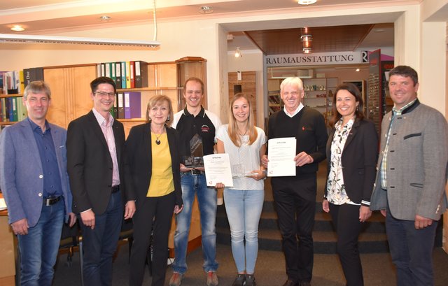 Bgm Hansjörg Falkner, Christoph Stillebacher, LR Beate Palfrader, Juniorchef Markus Riml, "Lehrling des Monats Mai 2019" Anna Lena Neururer, Josef Riml, Elena Bremberger und Bgm Richard Grüner.