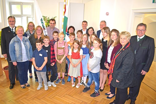 Alle Achtung: Das ist der frisch angelobte Kindergemeinderat mit Vertreterinnen und Vertretern aus dem Gemeinderat von Wies und der Landentwicklung Steiermark.