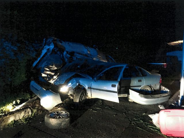 Vermutlich aufgrund überhöhter Geschwindigkeit kam es zu dem Unfalll, am Auto entstand Totlaschaden