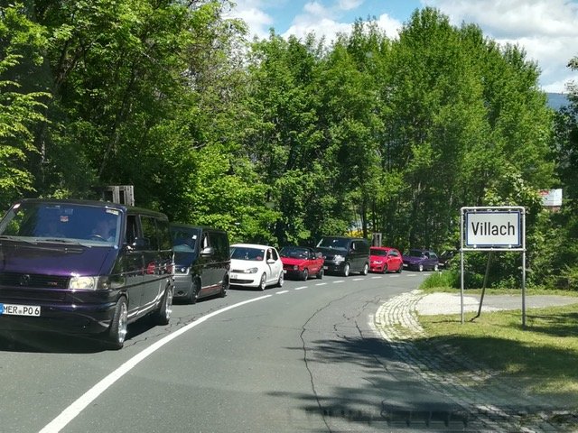 Stau geht weit hinter, Autos stehen bis zur Judendorfer Straße heißt es