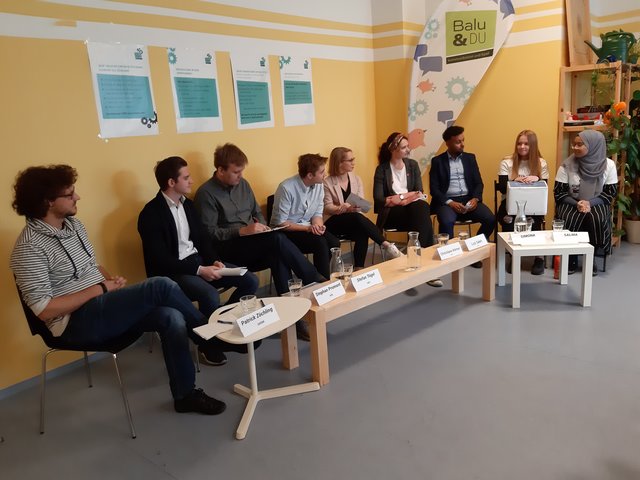 Patrick Zöchling (Grüne), Stephan Promont (FPÖ), Stefan Tögel (SPÖ), Christian Berger (Moderation), Jelena Gučanin (Moderation), Christiane Körner (NEOS), Luiz Saleh (ÖVP), Simona und Salma (v. l. n. r.)