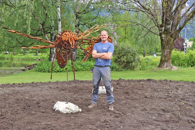 Im Rapoldipark sind ab dieser Woche mehrere Skulpturen von Bienen, Fliegen und Libellen zu sehen. Klaus Pöham vom städtischen Amt für Grünanlagen hat sie gestaltet. | Foto: IKM/Kubanda