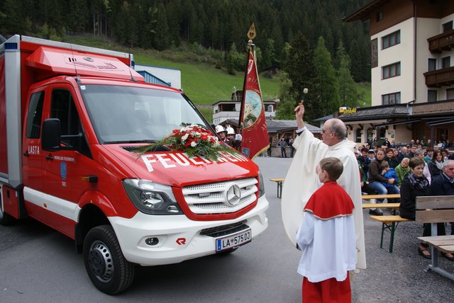 Pfarrer Gerhard Haas segnete das neue Feuerwehrfahrzeug "LASTA".