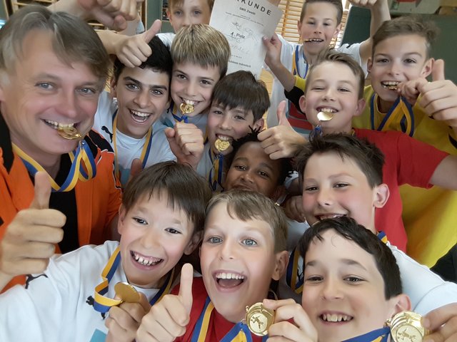 Gemeinsam mit Coach Guido Reither jubelten Spieler und Kampfrichter aus der SMS: Patrick Häusler, Elias Schrammel (KR), Fabio Derin, Molham Havana, Matthias Adam, Leo Dirnberger, Antonio Plazibat, Michael Schönauer, Leo Scheickl, Moritz Rosenmayr (KR), Dominik Gatterer und Peter Rauch.