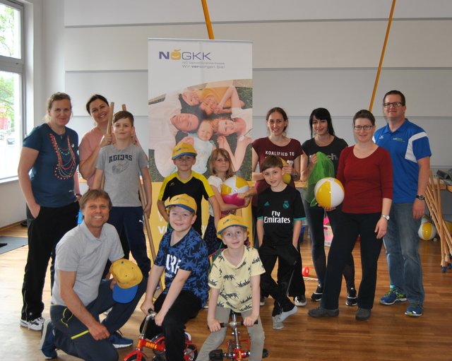 Dipl. Sportlehrer Dieter Pflug mit den teilnehmenden Kindern und Eltern sowie Präventionsexperte Markus Egger (NÖGKK)