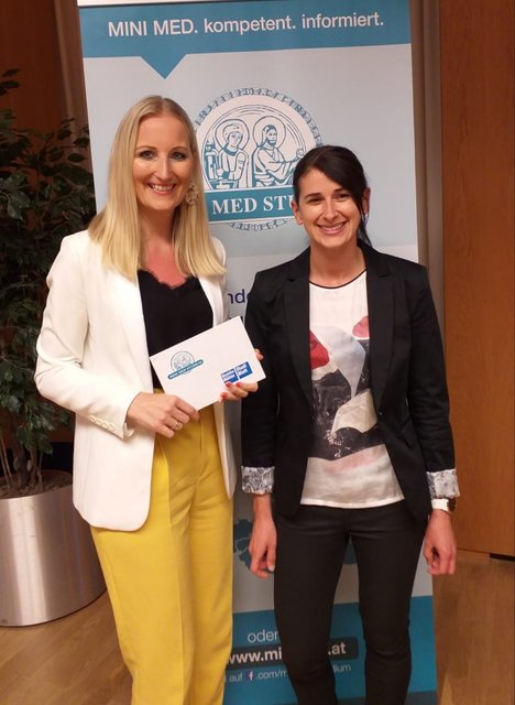 Moderatorin Angelika Pehab mit Zahnmedizinerin Melanie Vogel, Spezialistin für Endodontie an der Smile Clinic, beim Mini Med Semesterabschluss in Salzburg.