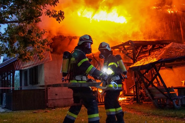 Mit schwerem Atemschutz löschten die Feuerwehrkräfte den Brand eines Wohnhauses in Reith.