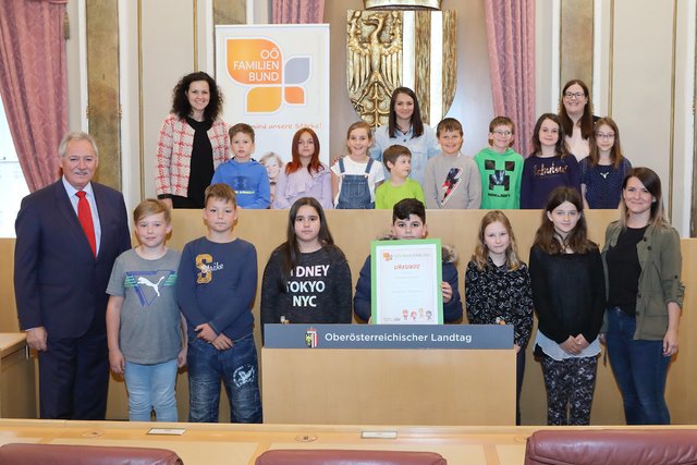 Landtagspräsident KommR Viktor Sigl (vorne links), ÖVP-Klubobfrau Mag. Helena Kirchmayr (hinten links), OÖ Familienbund-Geschäftsführerin Mag. (FH) Simone Schleifer (hinten rechts) mit den Kindern der 3a der Volksschule Plenklberg.