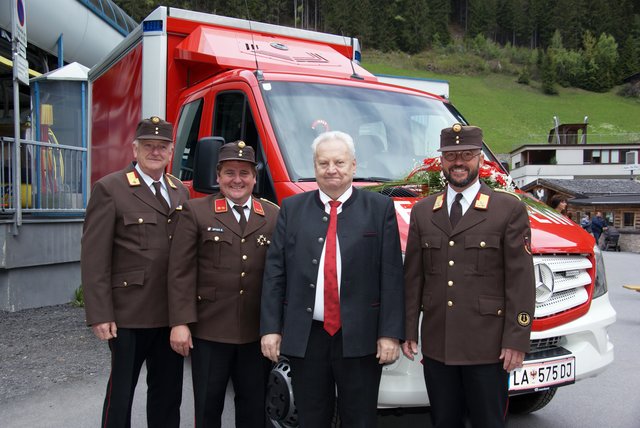 Neues Feuerwehrfahrzeug für FF See: Abschnittskommandant Herbert Jehle, Kommandant Bernhard Spiss, Bgm. Anton Mallaun und BFI Thomas Greuter (v.l.).