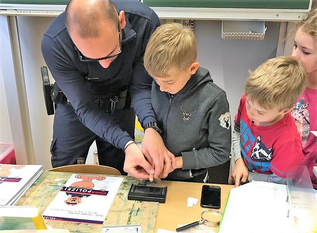 Die Volksschüler bekamen einen kinderfreundlichen Einblick in die Polizeiarbeit. | Foto: Polizeiinspektion Bad Goisern