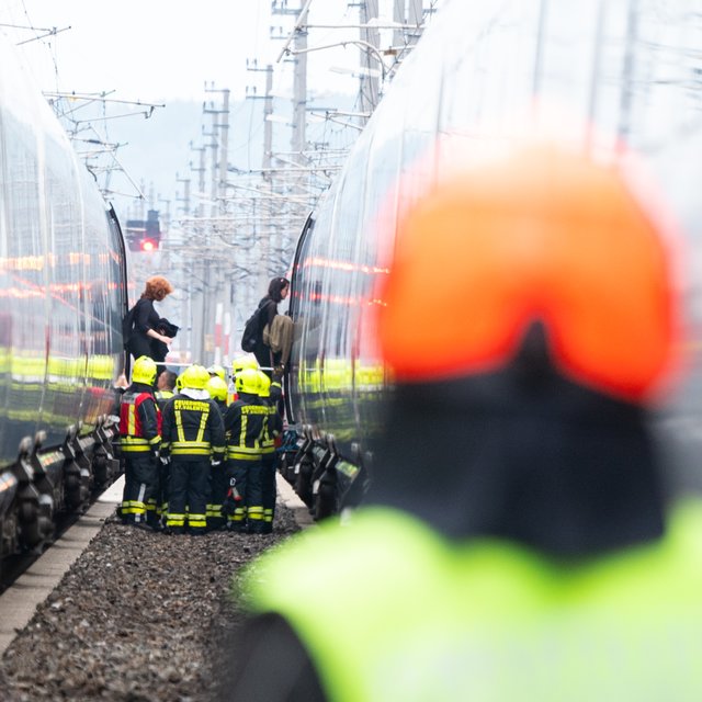 Technisches Gebrechen eines ICEs kurz nach Bahnhof St. Valentin.