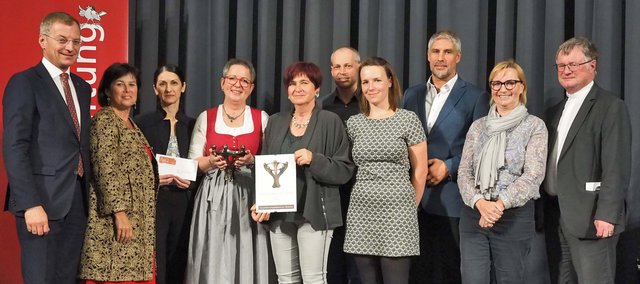 Ehrenamtliche EinzugsbegleiterInnen mit Projektleiterin Kristine Jurkovic (3.v.l.), Landeshauptmann Thomas Stelzer (l.), Sozial-Landesrätin Birgit Gerstorfer (2.v.l.) & Bischof Manfred Scheuer (r.).