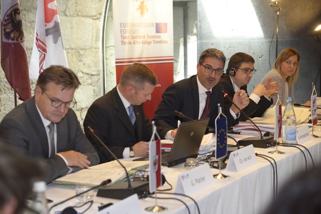 Bei der Pressekonferenz im Anschluss an die EVTZ-Vorstandssitzung berichteten LH Günther Platter und seine Amtskollegen LH Arno Kompatscher sowie LH Maurizio Fugatti von den Ergebnissen der Sitzung.