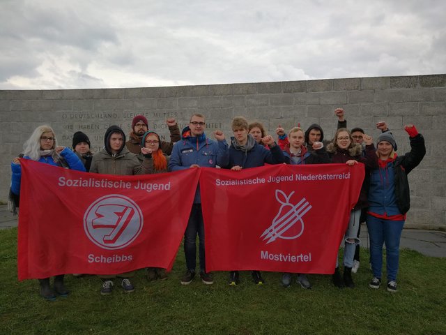 Die Sozialistische Jugend aus dem Mostviertel bei der Gedenkfeier in Mauthausen.
