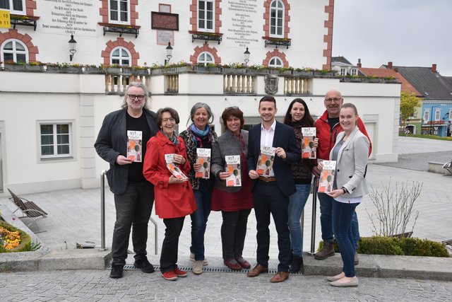 Vereinsmitglieder, Organisatoren und Projektpartner freuen sich auf das neue Fest der Wörter.
Günter Gross (Kunst Galerie), Eveline Winter (Theater an der Mauer, Kulturplattform Waidhofen/Thaya), Edith Monaco (Stadtmuseum), Gerda Kohlmayr (Organisatorin, Werkstatt-Galerie zum schrägen Vogel), Christoph Mayer (Organisator, Obmann Kulturplattform Waidhofen/Thaya), Irmgard Trimmel (Stadtbücherei, Kulturplattform Waidhofen/Thaya), Jimmy Moser (Kunst Galerie) und Anja Gastinger (Obmann-Stv. Kulturplattform Waidhofen/Thaya).