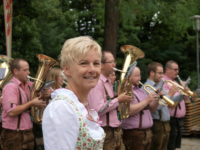 Bürgermeisterin Marion Wedl beim Oktoberfest.