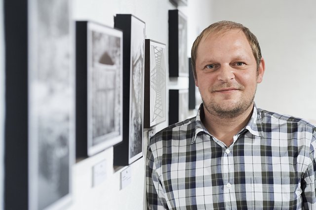 Fritz Daxenbichler jun. mit seinen Schwarz-Weiß-Fotos.